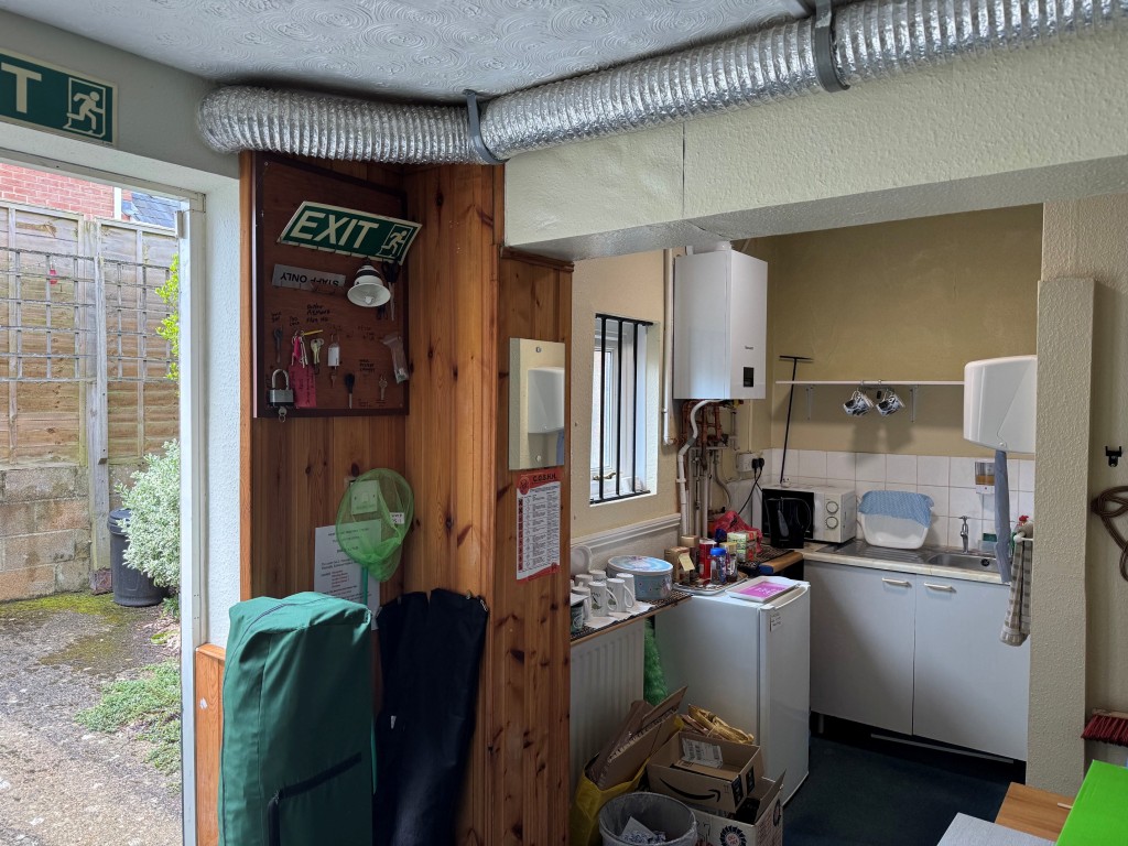 Lot: 81 - FREEHOLD DETACHED MIXED RESIDENTIAL & COMMERCIAL INVESTMENT OPPORTUNITY - Downstairs Kitchenette